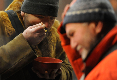 Obdachlose bei Suppenausspeisung